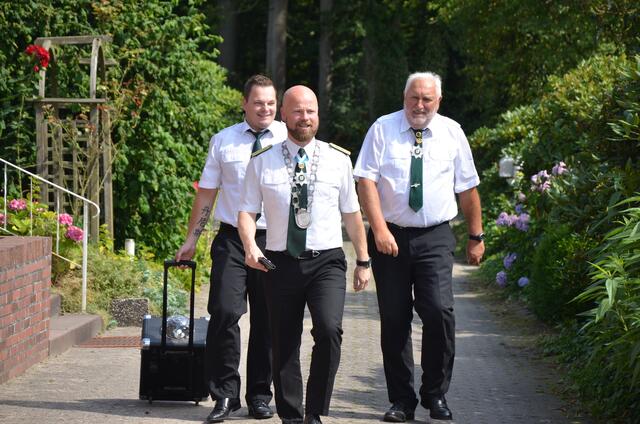 "Königshopping": Gerrit Kandora in Begleitung seiner Adjutanten Denys Krause (li.) und Peters Dankers (re.) auf dem Weg zu den Schützen des Vereins | Foto: T. Dankers