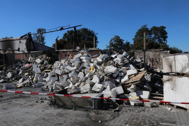 Die Brandruine war zunächst mit einem Flatterband abgesperrt. Jetzt soll ein Bauzaun augestellt werden. | Foto: jd