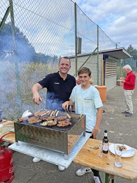 Standen für die Ehrenamtlichen am Grill: 2. TSV-Vorsitzender Dennis Ammann und Sohn Henri | Foto: TSV Auetal