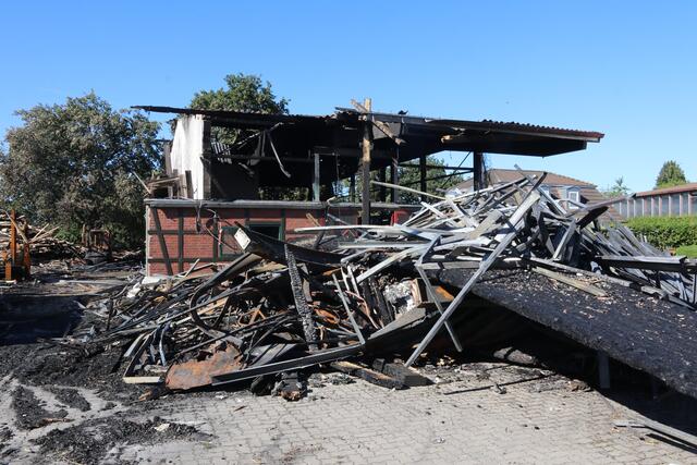 Der ehemalige Stall ist auf der linken Seite mit einer Brandschutzmauer abgesichert. Die Mauer verhinderte ein Übergreifen der Flammen | Foto: jd