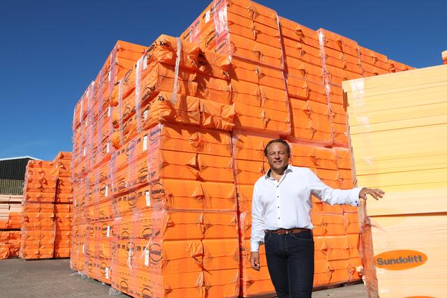 Genug Material vorhanden: Einkaufs- und Logistikchef Stephan Hoffmann vor einem großen Stapel mit Dämmmaterial | Foto: jd