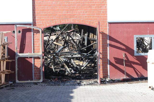 Die Dachkonstruktion der Halle ist in sich zusammengebrochen | Foto: jd