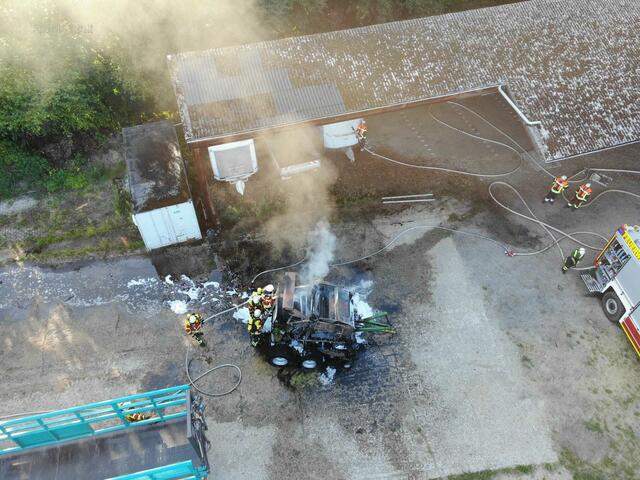 Auf einem Hof in Ramelsloh brennt eine Strohballenpresse  | Foto: Feuerwehr Ramelsloh