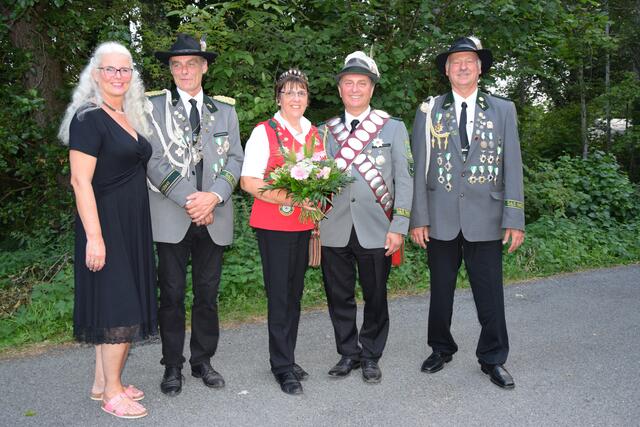 Die neue Königsmannschaft des Schützenvereins Hittfeld und Umgegend (v. li.): Sabine und Adjutant Stefan Klein, Königin und König Kornelia und Peter Mrugalla, Adjutant Thomas Karberg | Foto: ts
