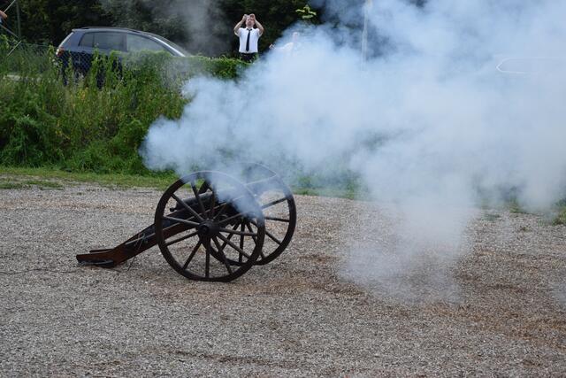 Beliebtes Fotomotiv: Eindrucksvoll mit viel Rauch und lautem Knall schießt die Kanone während der Proklamation einen Salut | Foto: ts