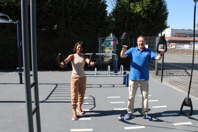 So begeistert von der neuen Outdoor-Fitnessanlage, dass sie die Geräte gleich selbst ausprobiert haben: Nina Djafari und Ralf Kappel aus dem BSV-Vorstand | Foto: sv