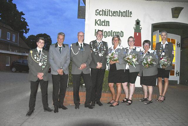 Die neuen Bestleute 2022 stehen schon fest (v.li.): Jungschützenbestermann Marius Zwernemann, zweiter Adjutant Bester Mann Nils Raether, erster Adjutant Jan Horwege, Bester Mann Patrick Wilhelmi, Beste Dame Daniela Schilling, erste Adjutantin Manuela Lilienkamp, zweite Adjutantin Karin Mau, Jungschützen-Bestedame Larissa Roth | Foto: Schützenverein Bützfleth