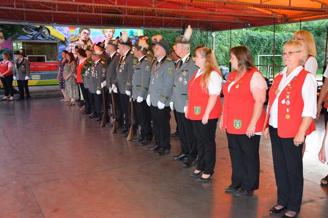 Die Schützinnen und Schützen treten zur Proklamation auf der Fläche des Autoscooters an | Foto: ts