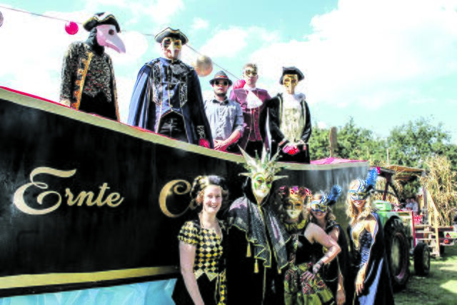 Ein Hauch von Venedigs Karneval auf dem Erntefest Helmste 2018 | Foto: tk