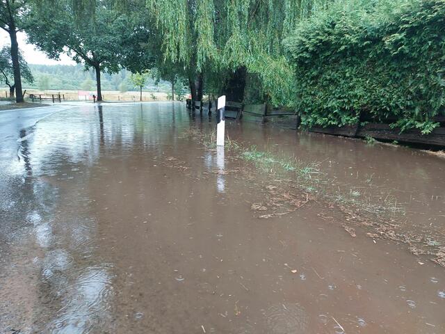 Die L234 in Richtung Garstedt stand komplett unter Wasser | Foto: Mathias Wille