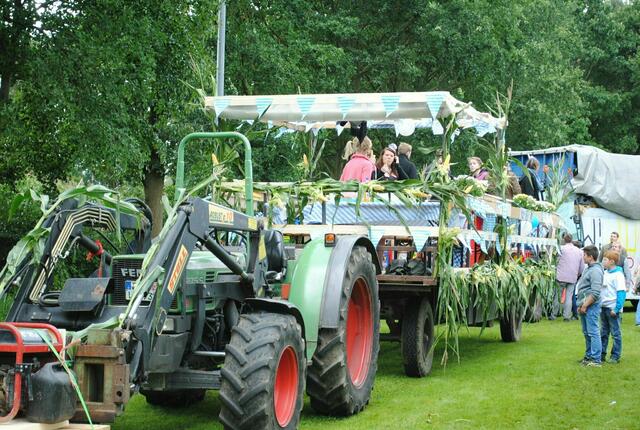 Bunt geschmückter Erntewagen | Foto: tk