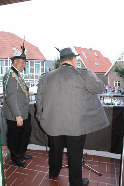 Der neue Schützenkönig Thomas Reiss (re.) spricht vom Königsbalkon zu seinem Volk | Foto: pm