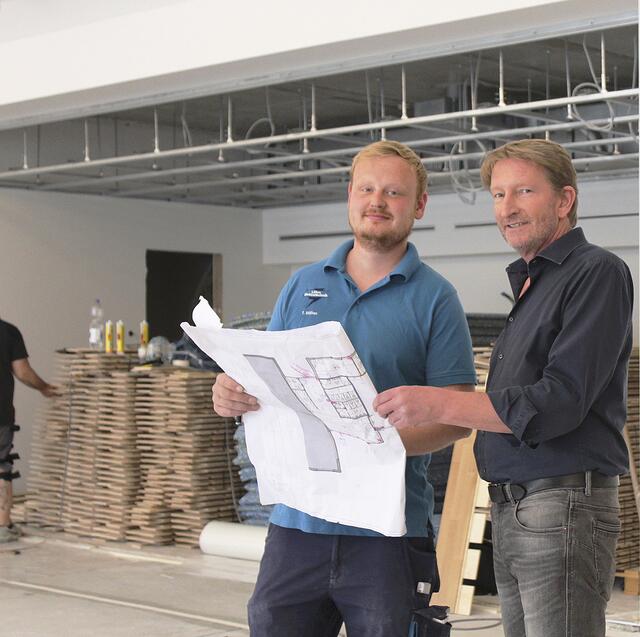 Architekt Bernd Mügge (re.) mit Elektriker Tim Stülten im Baustellengespräch | Foto: sb