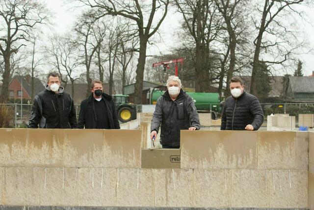 Grundsteinlegung im März 2021 mit (v.li.):  Maurermeister Markus Radvan, Architekt Bernd Mügge, Bürgermeister Stefan Holst und Samtgemeinde-Bürgermeister Holger Falcke | Foto: sb