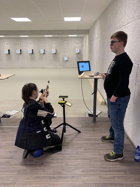 Philine Sommerfeld und Torben Dammann beim Training  | Foto: Schützenverein Apensen