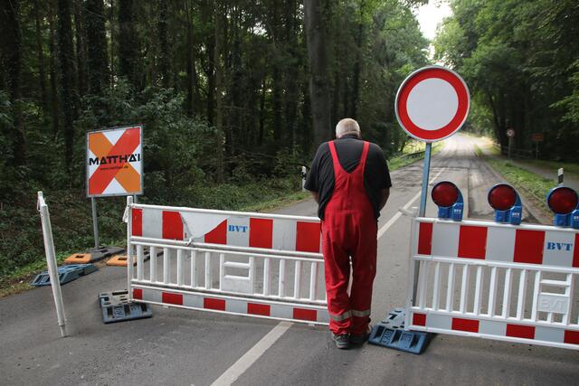 Zum Feierabend gegen 18.30 Uhr werden wieder beide Fahrbahnseiten abgesperrt. Morgens ist die Absperrung meist von irgendwelchen Autofahrern beiseite geräumt | Foto: jd