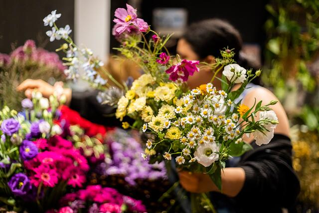 Mit Blumen machen sie anderen eine Freude - nun können gelernte Floristinnen sich über steigende Einkommen freuen | Foto: IG Bau / Tobias Seifert