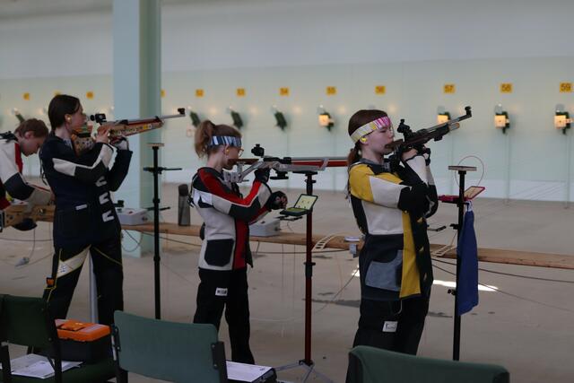 Schüler Mannschaft auf den Luftgewehr Landesmeisterschaften (v.l.): Philine Sommerfeld, Lene Schmidt, Merle Dammann | Foto: Schützenverein Apensen