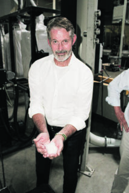 Wolfgang Bühl, Co-Geschäftsführer des Garstedter Unternehmens RSH Polymere mit recyceltem Kunststoff | Foto: ce