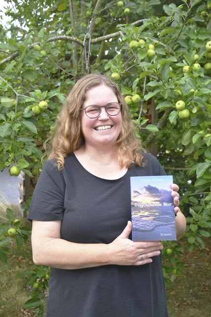 Tanja Nebel hält ihr erstes selbst 
veröffentlichtes Buch in den Händen | Foto: sc
