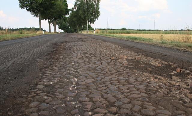 Nachdem die Fräse unterwegs war, ist wieder das Pflaster der alten Chaussee freigelegt | Foto: jd