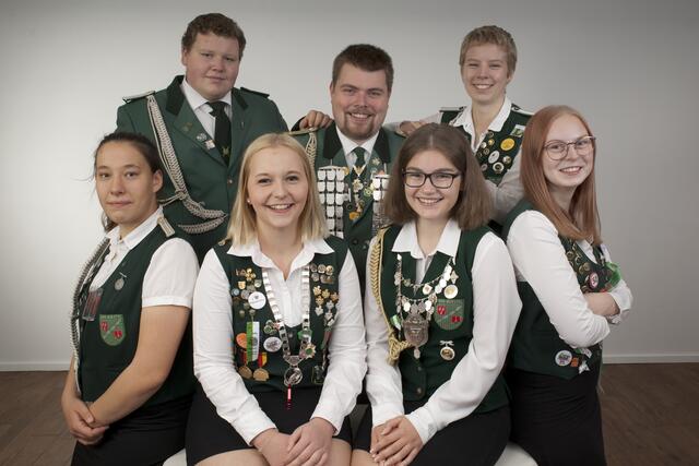 vlnr vorne: Adjutantin Beke von Ahnen, Spatzenkönigin Henrike Minners,
Schützenliesel Charisma Garrn, Adjutantin Liv Petersen
vlnr hinten: Adjutant Oliver Mauruschat, Jungschützenkönig Jan-Henning Feindt,
Adjutantin Merle Petersen