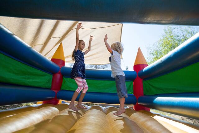Kinder haben Spaß auf der Hüpfburg | Foto: Adobestock / wavebreak3