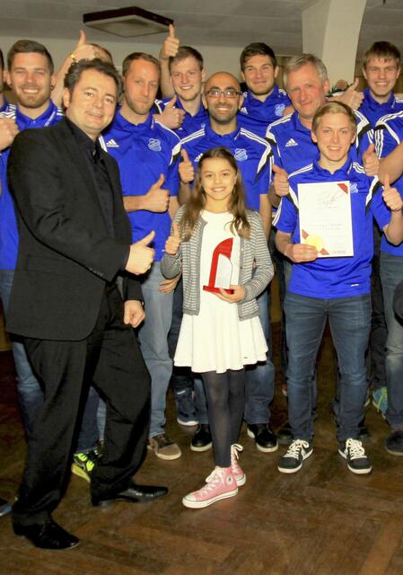 Daumen hoch! 2016 kürte WOCHENBLATT-Geschäftsführer Stephan Schrader die damals elfjährige Emma Malewski zur Sportlerin des Jahres - daneben die Fußballer des TSV Heidenau, die den Titel "Mannschaft des Jahres" holten | Foto: cc