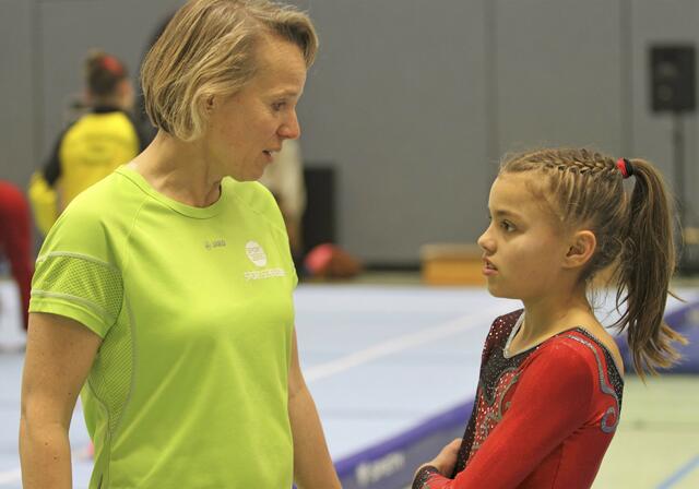 Winsens Erfolgstrainerin Birgit Kruse im Jahr 2016 mit ihrem Talent Emma Malewski in der Buchholzer Nordheidehalle | Foto: cc