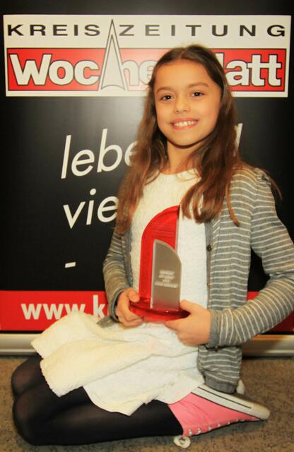 Die damals 11-jährige Emma Malewski mit der Trophäe "Sportlerin des Jahres 2015" | Foto: cc