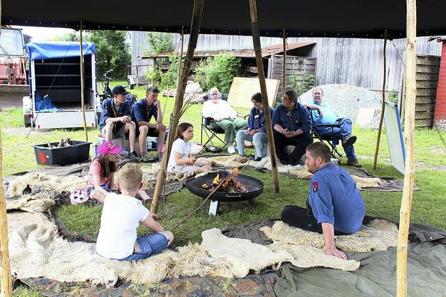 Ein großer Spaß ist das Stockbrotbacken am offenen Feuer  | Foto: sb