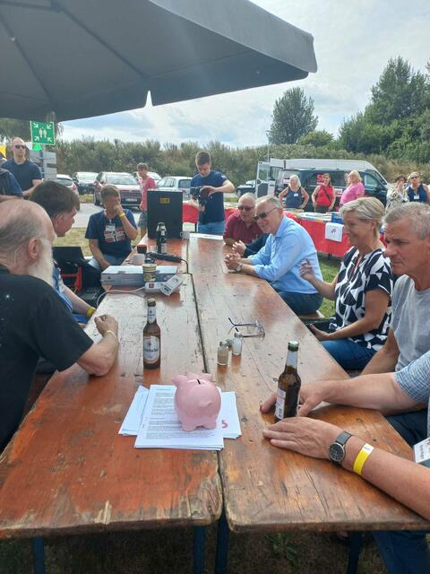 Der Ministepräsident im Gespräch mit den "Mitarbeitern" des Drochterser Repair-Cafes | Foto: ig