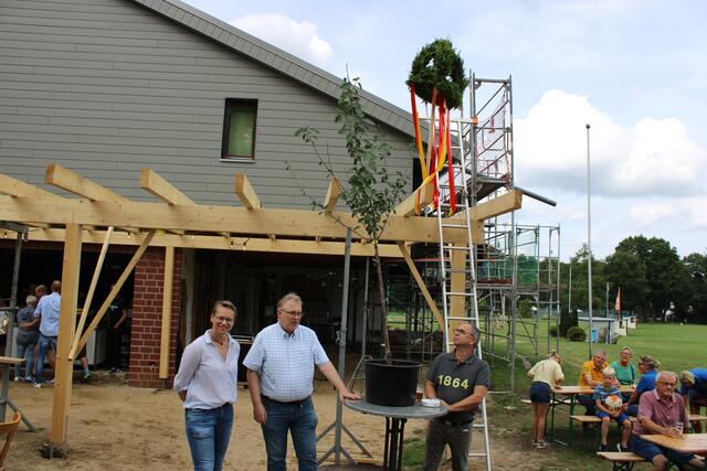 "Mit der Gemeinde Salzhausen ist gut Kirschenessen": Bürgermeisterin Bianca Tacke (v. li.) und Ratsherr Michael Klaproth übergaben als Geschenk einen Kirschbaum an Oberst Hans-Peter Kröger | Foto: ce