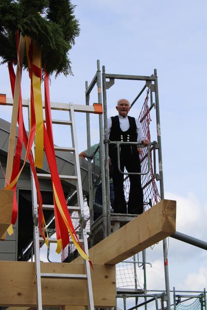Beim Richtspruch: Zimmerermeister Heinrich Dierßen | Foto: ce