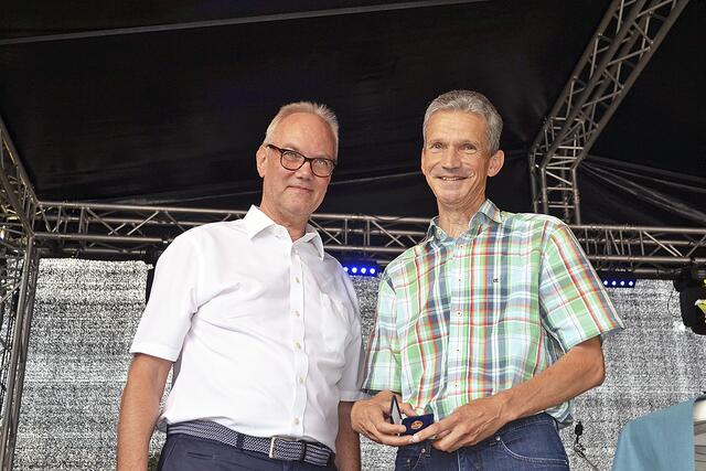 Bürgermeister Manfred Cohrs (li.) überreichte Planer Volker Warnecke für seine Verdienste um Wenzendorf die Max-Schmeling-Gedenkmünze in Gold | Foto: bim