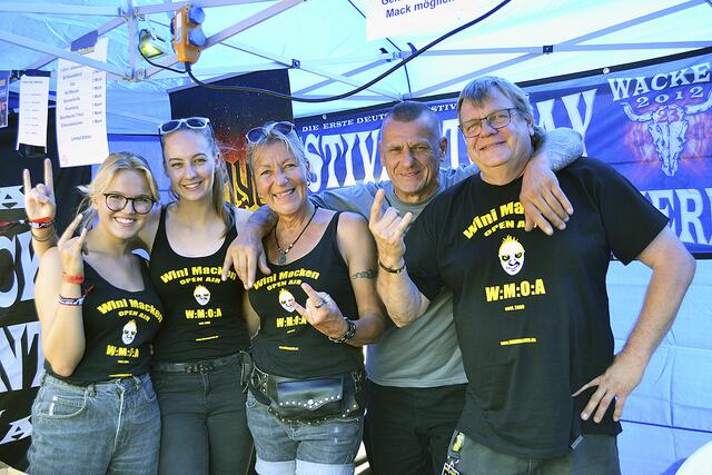 Hielten an der Kasse die Stellung (v. li.): Alina, Leonie, Iris, Frank und Matthias | Foto: bim