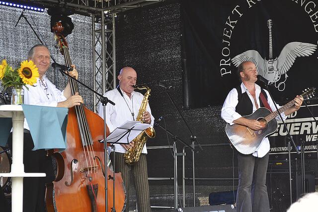 Die "Memphis Blue Dogs" eröffneten den Musikreigen mit Songs der 1950er bis 2000er Jahre und vielen Zugaben, "weil die Norddeutschen da am besten mitgehen", wie die Musiker erklärten | Foto: bim