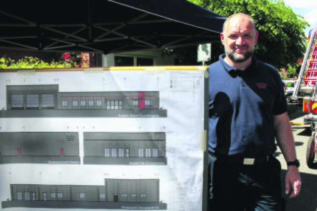 So wird es aussehen: Beim Dorffest in Sprötze stellte Ortsbrandmeister Oliver Kluth im Juni die Pläne für den Neubau vor