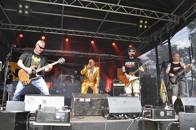 Die "Dorky Dorks" um Sänger und Mitveranstalter Jens sorgten für mega Stimmung beim Wini Macken  | Foto: bim