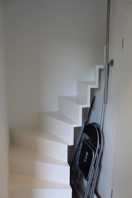 Hier geht es unter das Dach. Unter der Treppe wird der Platz optimal als Stauraum ausgenutzt | Foto: pm
