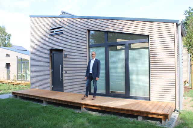 Dr. Christian Pape vor einem der Tiny-Häuser im Drosselstieg | Foto: pm