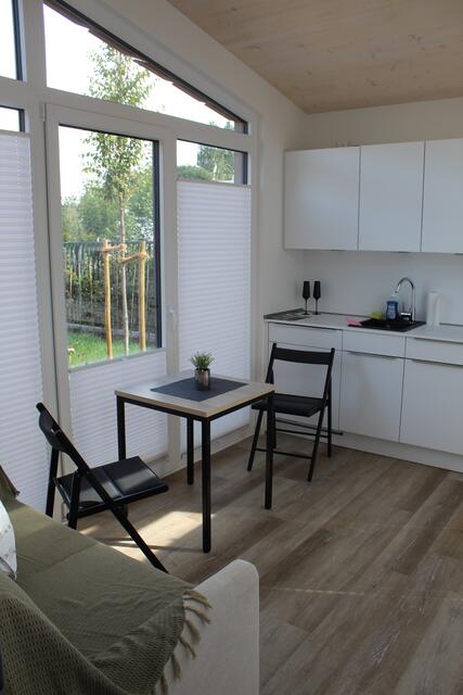 Die Wohnküche bietet Platz für einen kleinen Tisch und ein Schlafsofa | Foto: pm