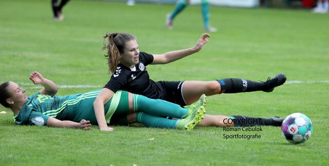 Auch noch auf dem Boden wurde zwischen der Jesteburgerin Janine von der Wroge (li.) und Indra Hahn von den Gästen um jeden Ball gekämpft | Foto: cc