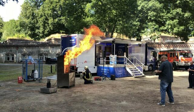 Ein Fettbrand sollte nicht mit Wasser gelöscht werden | Foto: Kreisjugendfeuerwehr