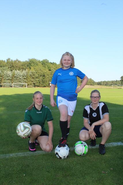 Sie haben Spaß am Fußball: (v.li.) Kimberly Jens, Leonie Wiegand und Angelina Jens | Foto: pm