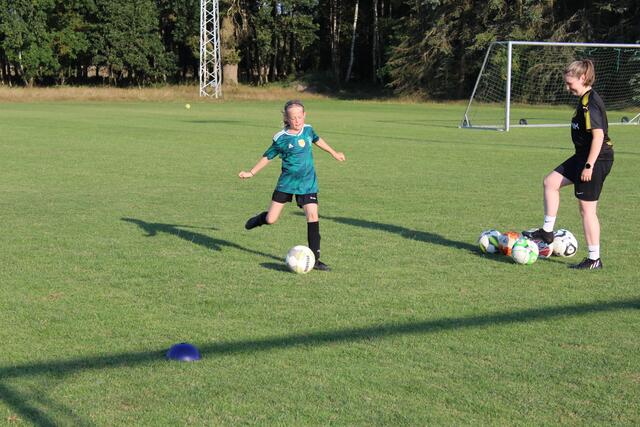 Die Mädchen beim Torschuss-Training | Foto: pm
