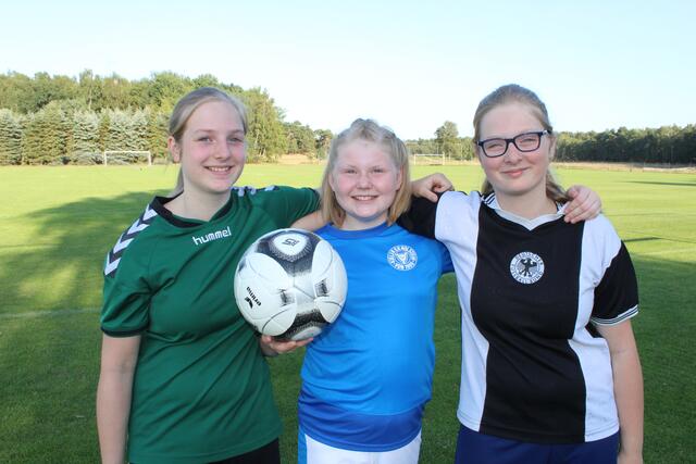 Sie haben Spaß am Fußball: (v.li.) Kimberly Jens, Leonie Wiegand und Angelina Jens | Foto: pm