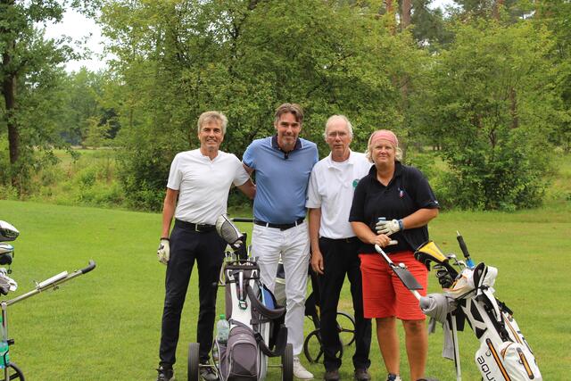 Der "Flight Stich" mit (v. li.) Thorsten Stich (Bruder v. Michael Stich), Michael Stich, Thomas Meeder (ehemaliger Tennistrainer von Michael Stich und Tanja Braun | Foto: Hoth-Stiftung