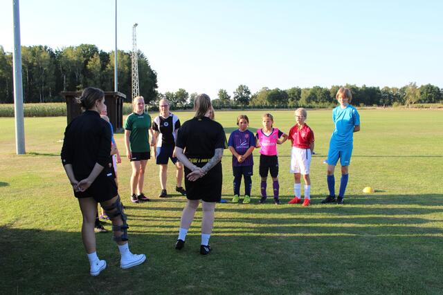 Auch Regelkunde gehört zum Fußball-Training | Foto: pm