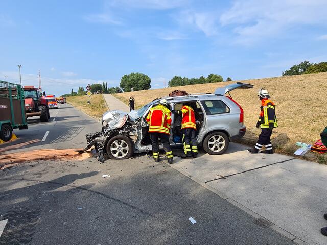 Die Feuerwehr untersucht den im Frontbereich völlig zerstörten Volvo | Foto: Pressestelle Feuerwehr Seevetal